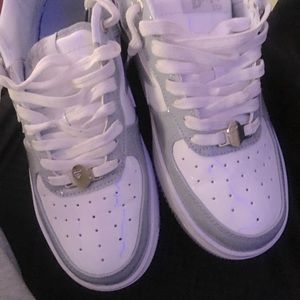 I’m selling Bapesta the color is gray and white  and size is a 9